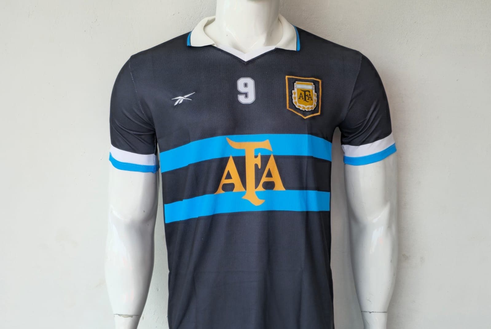 Argentina 1999 away (BATISTUTA)             - View 1