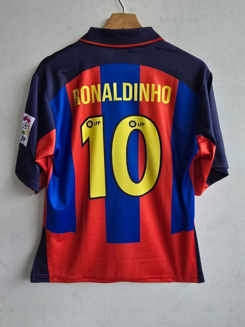 FC Barcelona 2003-04 home (RONALDINHO)      - View 2