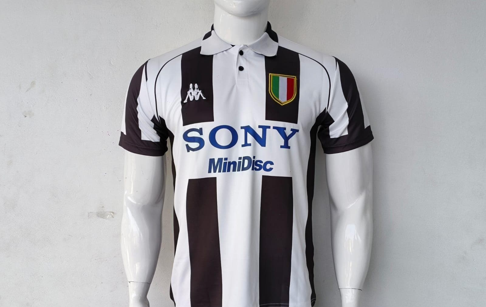 Juventus 1997-98 home  (ZIDANE)            - View 1