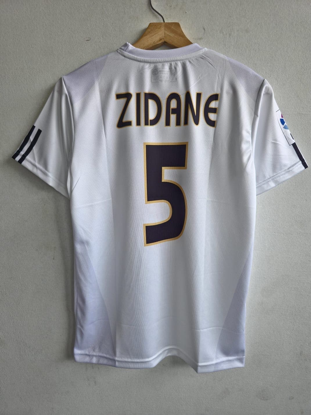 Real Madrid 2004-05 home (ZIDANE)       - View 2